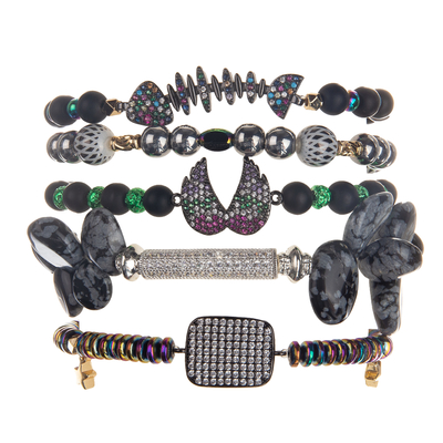 El cálculo biliar negro hecho a mano gotea las pulseras fijadas con el colgante plateado oro del Zircon