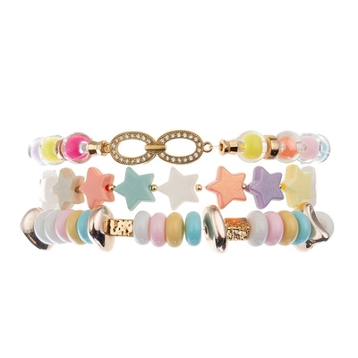 La estrella plástica de la muchacha adolescente gotea color del arco iris de la pulsera con encanto infinito del metal