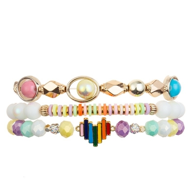 La pulsera hecha a mano de las gotas del encanto del corazón del arco iris colorida para las mujeres va de fiesta