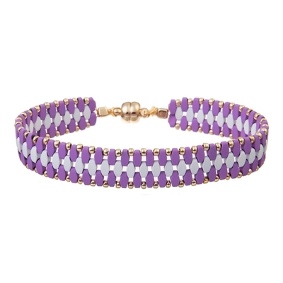 La semilla púrpura sombrea el sistema hecho a mano del estilo de Boho de las pulseras de la gota