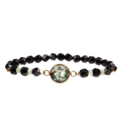 El cálculo biliar hecho a mano tallado gotea las pulseras con el cristal irregular plateado oro