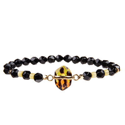 El cálculo biliar hecho a mano tallado gotea las pulseras con el cristal irregular plateado oro