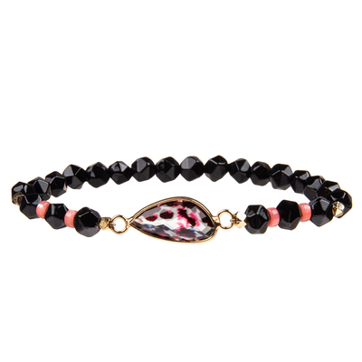 El cálculo biliar hecho a mano tallado gotea las pulseras con el cristal irregular plateado oro