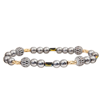 El cálculo biliar negro hecho a mano gotea las pulseras fijadas con el colgante plateado oro del Zircon