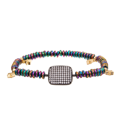 El cálculo biliar negro hecho a mano gotea las pulseras fijadas con el colgante plateado oro del Zircon