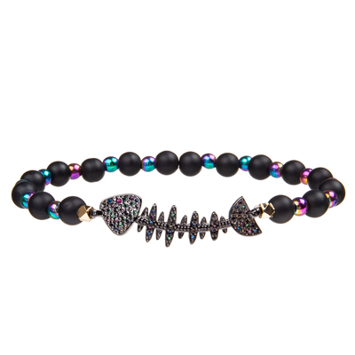 El cálculo biliar negro hecho a mano gotea las pulseras fijadas con el colgante plateado oro del Zircon