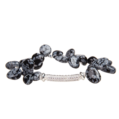 El cálculo biliar negro hecho a mano gotea las pulseras fijadas con el colgante plateado oro del Zircon
