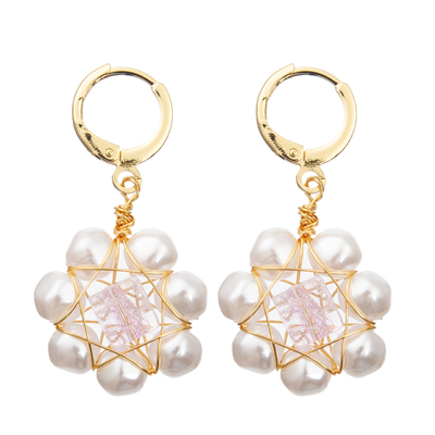 Pendientes de agua dulce tallados rojos de la perla de las cuentas de cristal de la flor blanca fijados para las mujeres