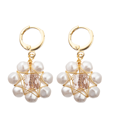 Pendientes de agua dulce tallados rojos de la perla de las cuentas de cristal de la flor blanca fijados para las mujeres