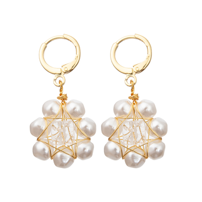 Pendientes de agua dulce tallados rojos de la perla de las cuentas de cristal de la flor blanca fijados para las mujeres