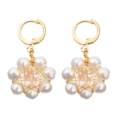 Pendientes de agua dulce tallados rojos de la perla de las cuentas de cristal de la flor blanca fijados para las mujeres