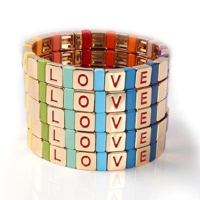 Elástico de la pulsera de la teja del esmalte de la letra de amor del color oro para el partido de la playa