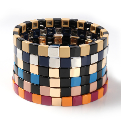 La pulsera geométrica de la teja del esmalte, estiramiento multicolor goteó las pulseras