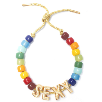 La letra inicial que el Forte bohemio del nombre gotea la pulsera con el oro 14k plateó las gotas de cobre amarillo