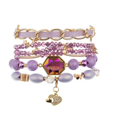El sistema hecho a mano Boho de la joyería del festival de la persona que practica surf del hippie trenzó color púrpura romántico