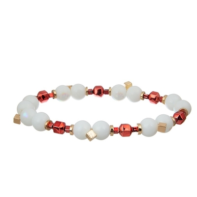 El metal del color oro gotea el corazón del rosa que la pulsera hecha a mano fijó para la muchacha como regalo