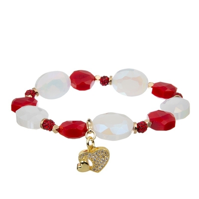 El metal del color oro gotea el corazón del rosa que la pulsera hecha a mano fijó para la muchacha como regalo