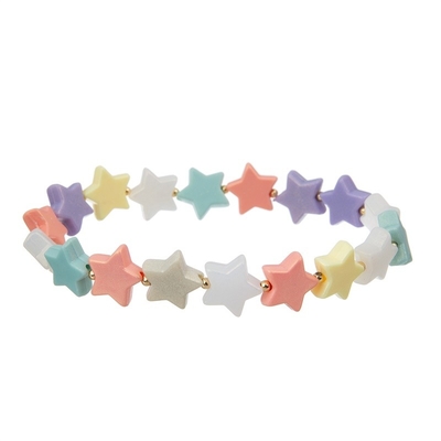 La estrella plástica de la muchacha adolescente gotea color del arco iris de la pulsera con encanto infinito del metal