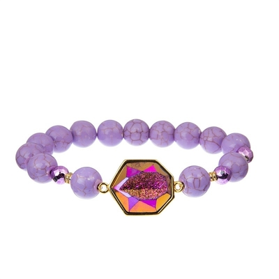 El sistema hecho a mano Boho de la joyería del festival de la persona que practica surf del hippie trenzó color púrpura romántico