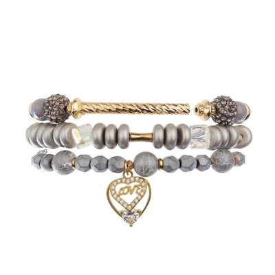 La ronda de la plata metalizada forma las pulseras hechas a mano de las gotas con el colgante del corazón de la letra de amor