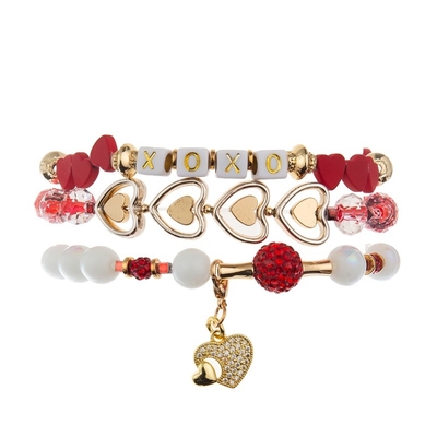 El encanto XOXO del corazón del oro modifica las pulseras hechas a mano de las gotas para requisitos particulares del nombre para el regalo de la novia