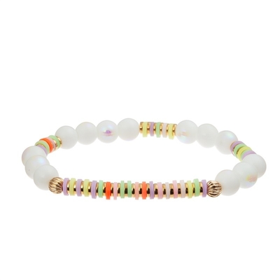La pulsera hecha a mano de las gotas del encanto del corazón del arco iris colorida para las mujeres va de fiesta