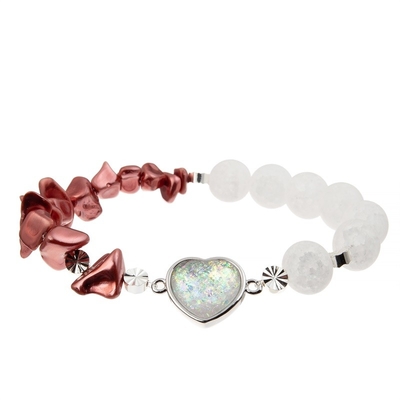 Las muchachas aman la pulsera del encanto del corazón con el cristal rojo que brilla intensamente místico