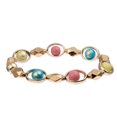 La pulsera hecha a mano de las gotas del encanto del corazón del arco iris colorida para las mujeres va de fiesta
