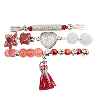 Las muchachas aman la pulsera del encanto del corazón con el cristal rojo que brilla intensamente místico