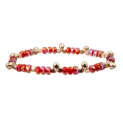 La pulsera hecha a mano roja de las gotas fijó la pulsera de encargo del nombre de la familia apilable