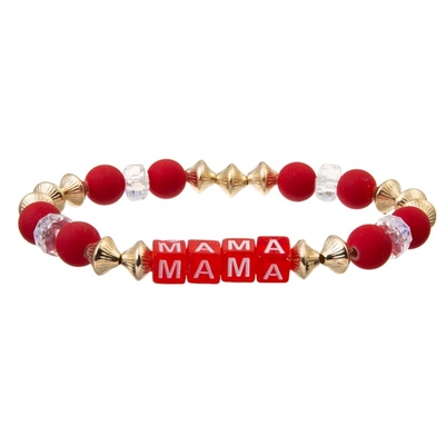 La pulsera hecha a mano roja de las gotas fijó la pulsera de encargo del nombre de la familia apilable