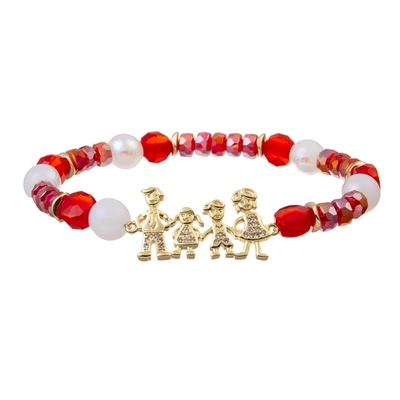 La pulsera hecha a mano roja de las gotas fijó la pulsera de encargo del nombre de la familia apilable