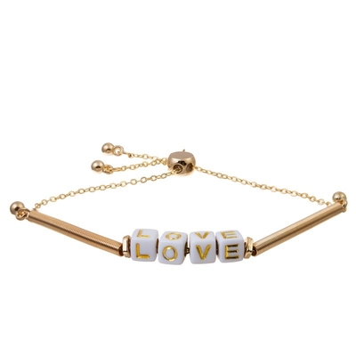 La letra de amor blanca gotea la pulsera de la alambrada ajustable con el tubo del metal